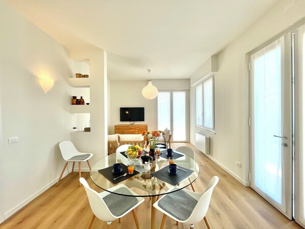 Dining - D1MORA Civico96 - Renovated detached villa with private garden. (Toscolano Maderno)