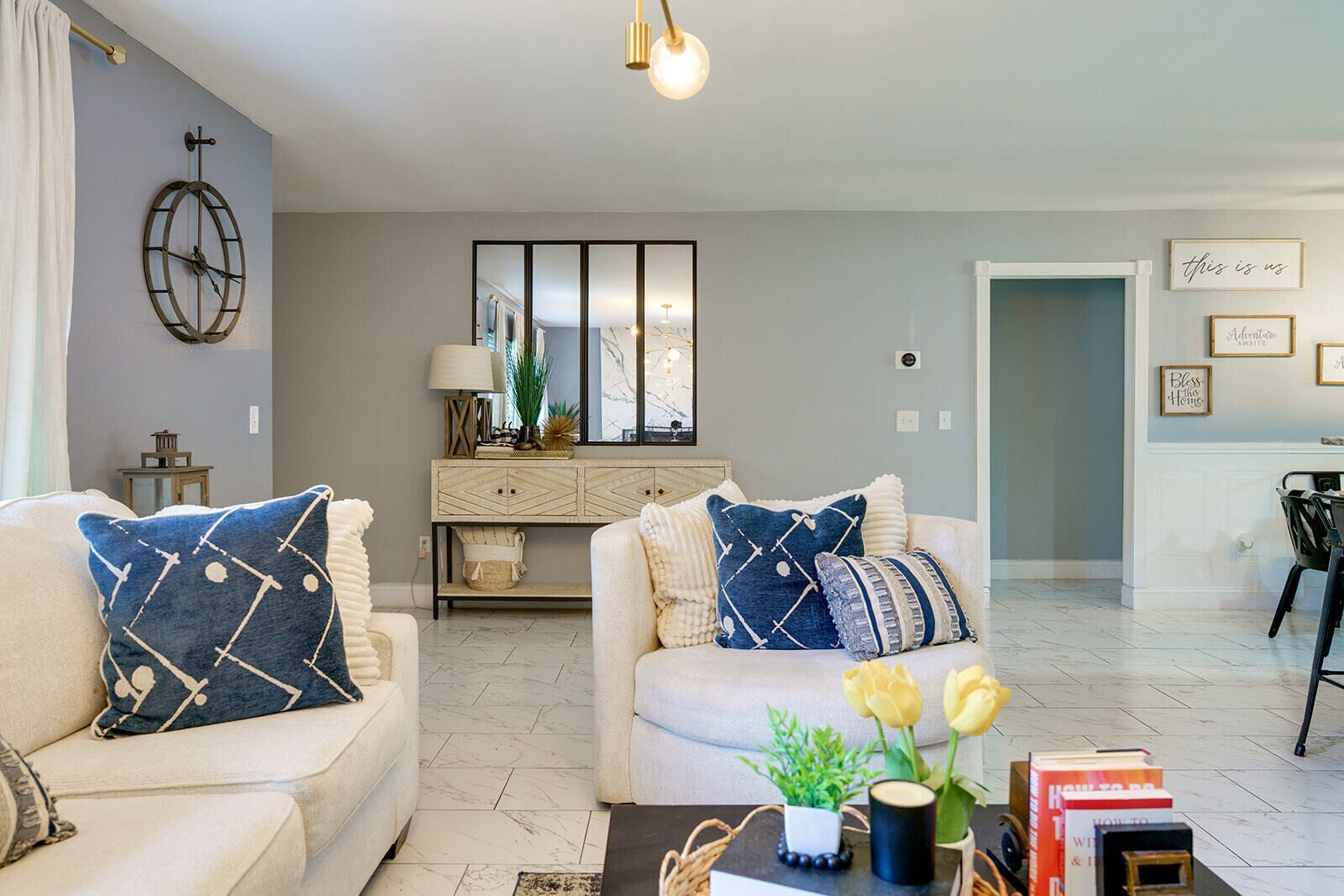 TV connectée, cheminée, livres