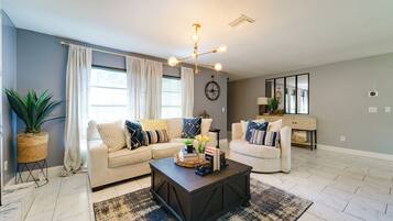 Smart TV, chimenea y libros