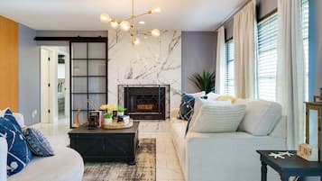 Smart TV, chimenea y libros