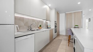 Refrigerador, microondas, horno y lavavajillas 