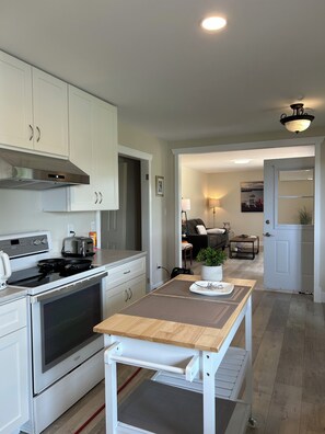 Fridge, microwave, oven, stovetop - Charming 3-bedroom Home w/ WiFi, AC in Adorable Hampton-Victoria by the Sea (Crapaud)