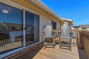 Terrace/patio - Pine Knoll Townes 126 – Oceanside 2BR w/ Pool, Porch & Beach Access (Pine Knoll Shores)