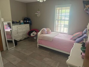 3 habitaciones, cuna de viaje, wifi gratis y ropa de cama