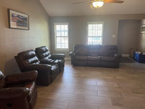 Smart TV, ping pong - Charming 3-bedroom house with WiFi and AC in St. Hedwig (Adkins)