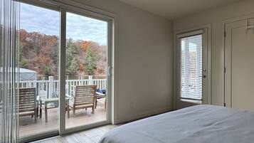 4 slaapkamers, een bureau, een strijkplank/strijkijzer, reisbedje