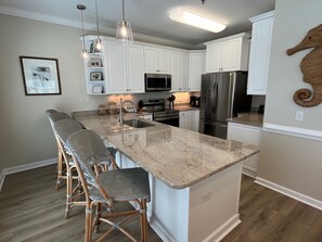 Kylskåp, mikrovågsugn, ugn och spishäll