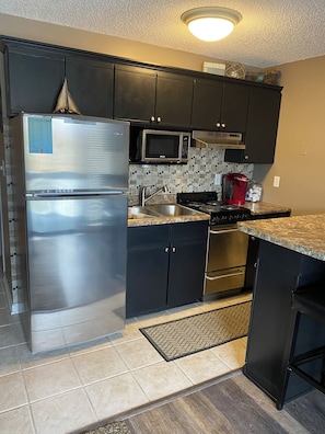 Microwave, oven, stovetop - Cozy 1-bedroom condo at Heron Bay with pool Osage Beach, MO (Osage Beach)