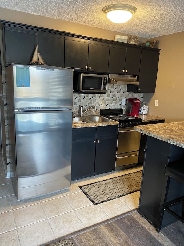 Microondas, horno y placa de cocina