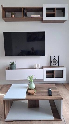 Leilighet, 1 soverom, balkong, hageutsikt | Oppholdsrom | Bøker