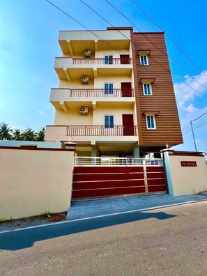 ด้านหน้าที่พัก