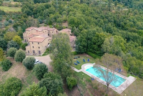 Romantic cozy house 15 minutes from Arezzo, with pool and forest
