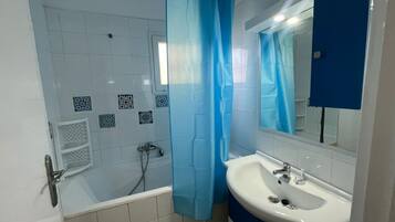 Serviettes fournies, savon, papier toilette