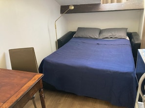 1 chambre, fer et planche à repasser, draps fournis