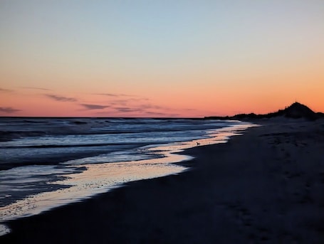 ビーチ. The Bohemian Dream Glamping Tent-Private Oasis 2 miles to Holden Beach