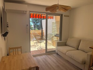 Living area - Beach on foot - Sleeps 5 - Terrace & parking (Hyères)