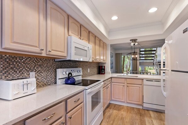 Fridge, microwave, oven, stovetop - 2900 - Swallowtail at Sea Pines + Pool + Sleeps 8 (Hilton Head Island)