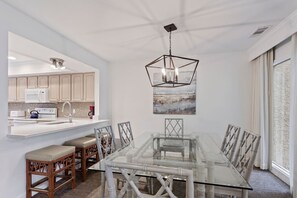Dining - 2901 - Swallowtail at Sea Pines, Heated Pool, Golf Course Views (Hilton Head Island)