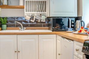 Kühlschrank, Mikrowelle, Ofen, Kochgeschirr/Geschirr/Besteck