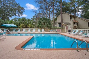 حمّام سباحة مُدفَّأ