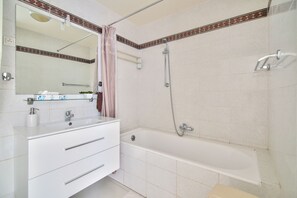 ヘアドライヤー、タオル、シャンプー、トイレットペーパー