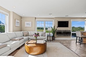 Smart TV, fireplace