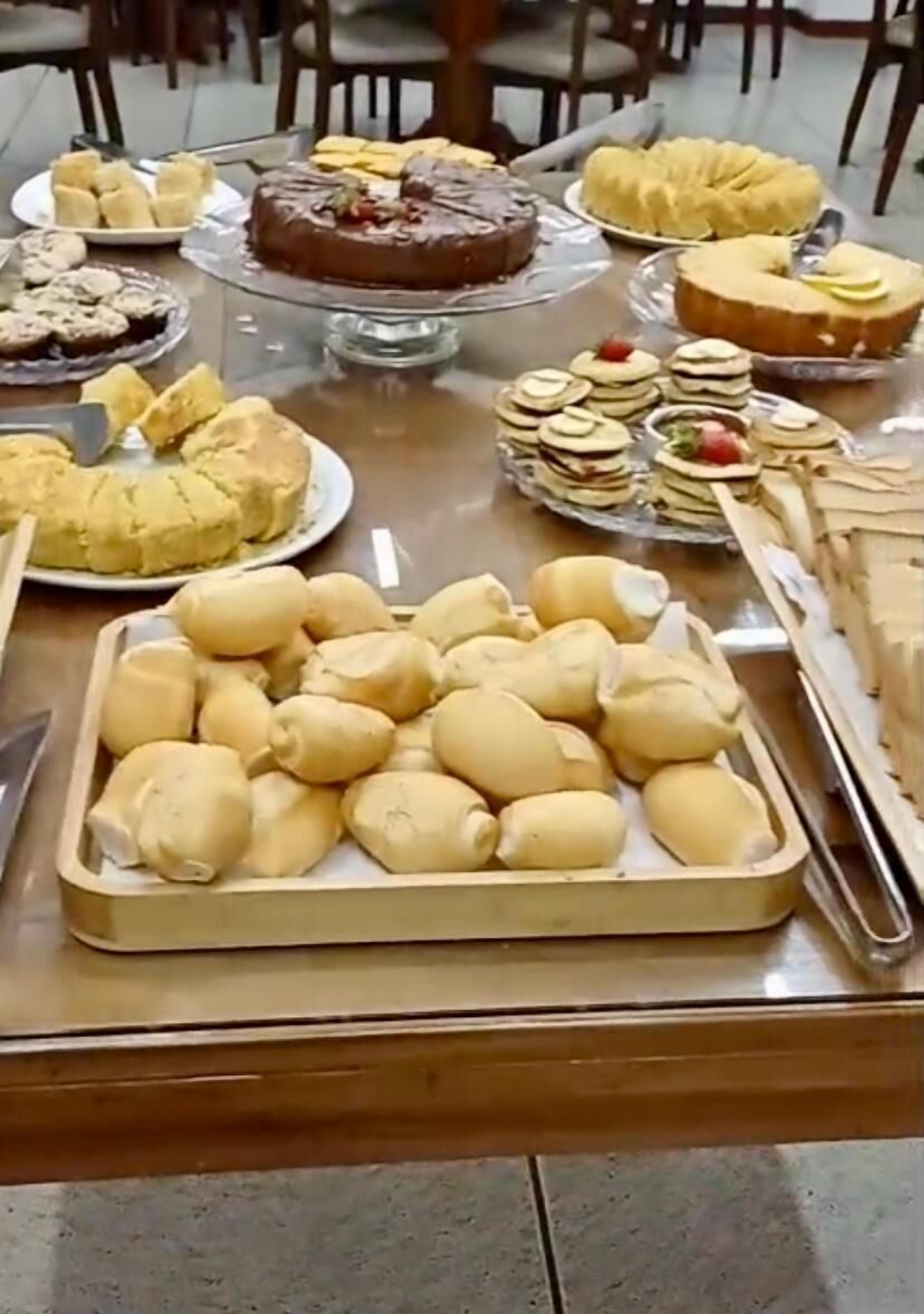 Una mesa con diversos postres, entre ellos pasteles y dulces.