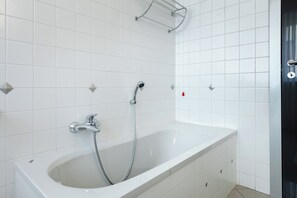 Shower, hair dryer, bidet - Luce Apartment with free parking (Alba)