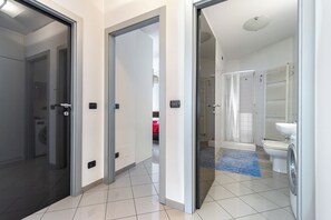 Shower, hair dryer, bidet - Luce Apartment with free parking (Alba)