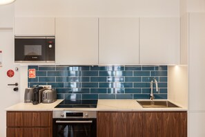 Een koelkast, een magnetron, een oven, een vaatwasser