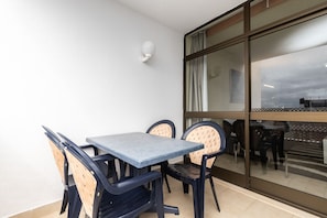 Apartment, Smoking