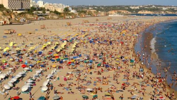 A crowded beach with numerous umbrellas and people. - Faia Praia da Rocha Pool Terrace Flat (Portimão)