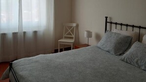 A bedroom with a bed, a chair, and a hanging lamp. - Douro 3 Bedrooms Magic Mountain Landscape (Vila Flor)