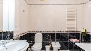 A bathroom with a toilet, bidet, sink, and bathtub. - Douro 3 Bedrooms Magic Mountain Landscape (Vila Flor)