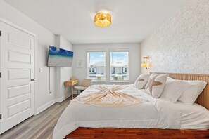 3 habitaciones, escritorio y tabla de planchar con plancha