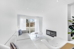 Apartment, 1 Bedroom, Smoking, Fireplace | Living room