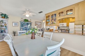 Dining - Canal Front 3 Bed 2 Bath Pool Home Mins from Casey Key Beach (Nokomis)