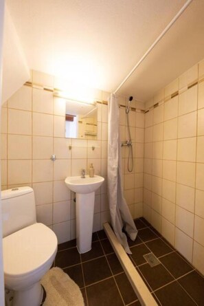 Douche, sèche-cheveux, serviettes fournies