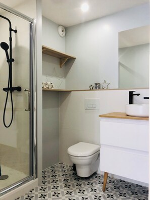 Shower, hair dryer, towels, soap - La "P'tite Maison" near the banks of the Loire River (Tours)