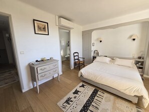 5 bedrooms, iron/ironing board, internet, bed sheets