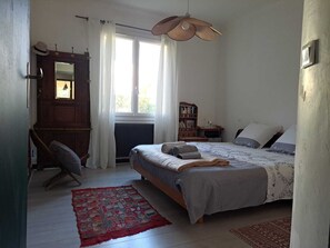 3 chambres, fer et planche à repasser, Wi-Fi, draps fournis