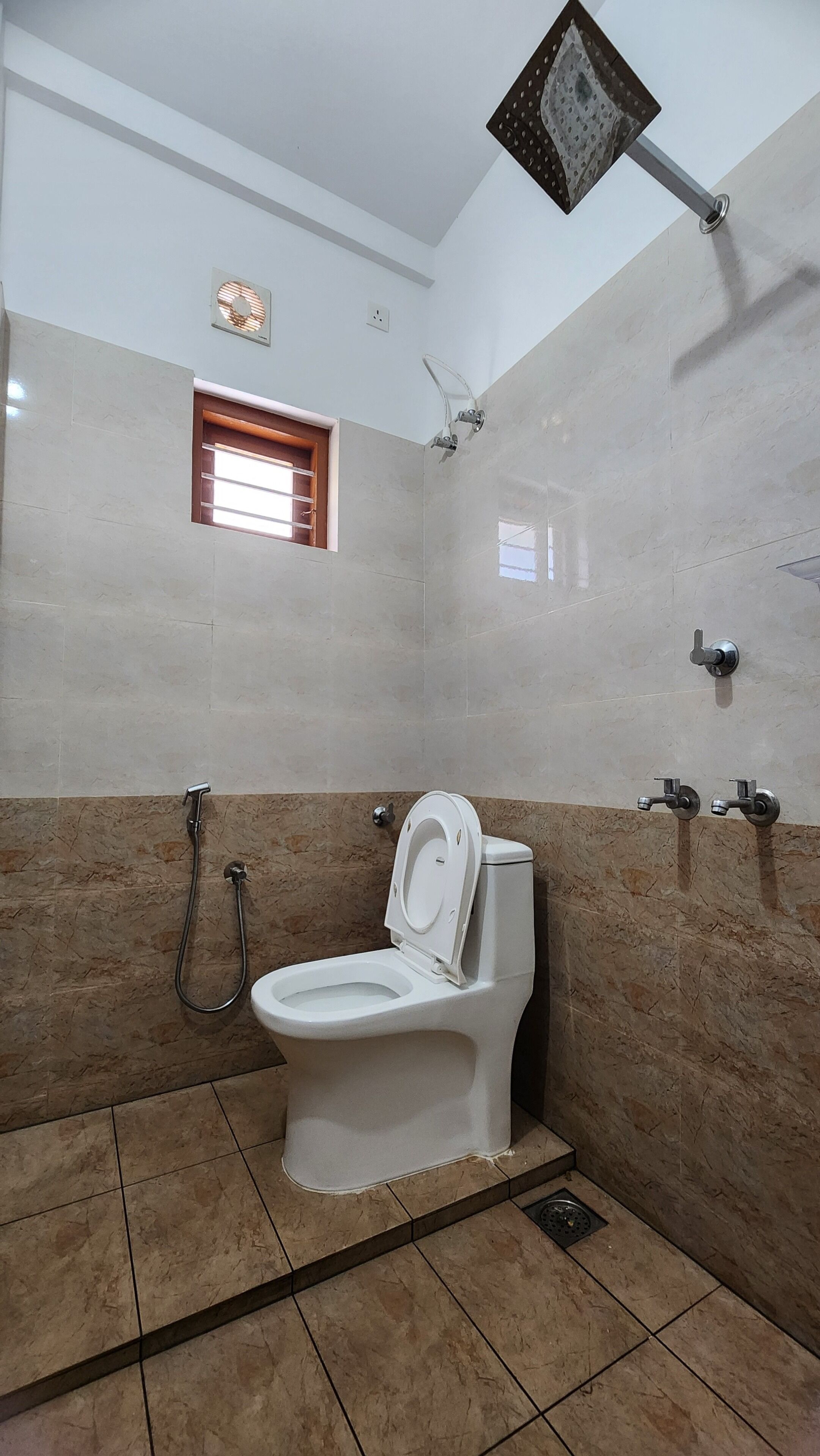 Douche, bidet, serviettes fournies, savon