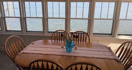 Charming 4-bedroom cottage in Wonderful Wautoma with WiFi, AC and lake frontage