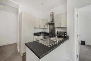 Een koelkast, een microgolfoven, een oven