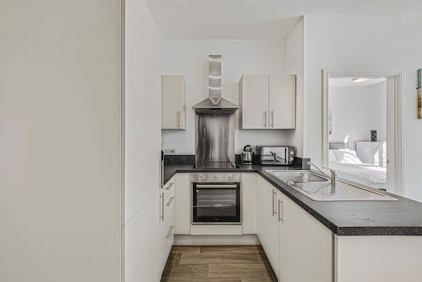 Kühlschrank, Mikrowelle, Ofen, Wasserkocher mit Kaffee-/Teezubehör