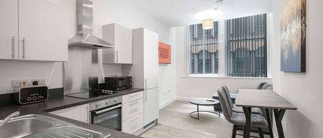 Kühlschrank, Mikrowelle, Ofen, Wasserkocher mit Kaffee-/Teezubehör