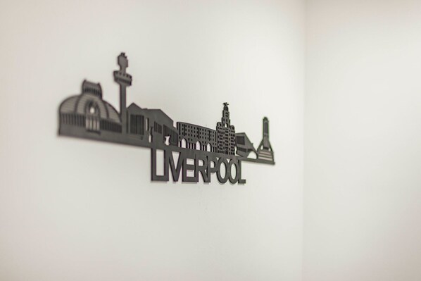 Une silhouette d’une vue urbaine, avec le mot « LIVERPOOL » bien visible.
