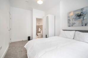 2 bedrooms, iron/ironing board, internet, bed sheets