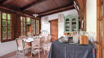 Café da manhã com buffet grátis todos os dias