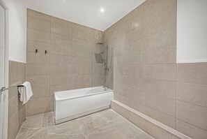 Douche, sèche-cheveux, serviettes fournies